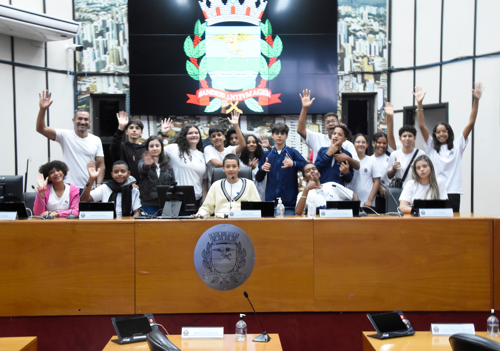 Jovens da EMEF Elisa Duboc Garcia compartilharam conhecimentos em visita ao Legislativo