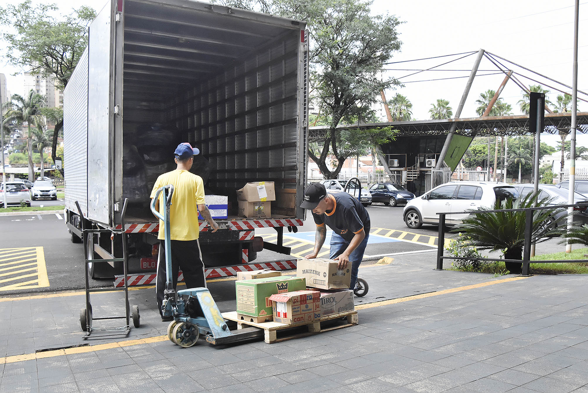 Câmara Solidária envia toneladas de alimentos para as vítimas da tragédia no litoral norte do estado