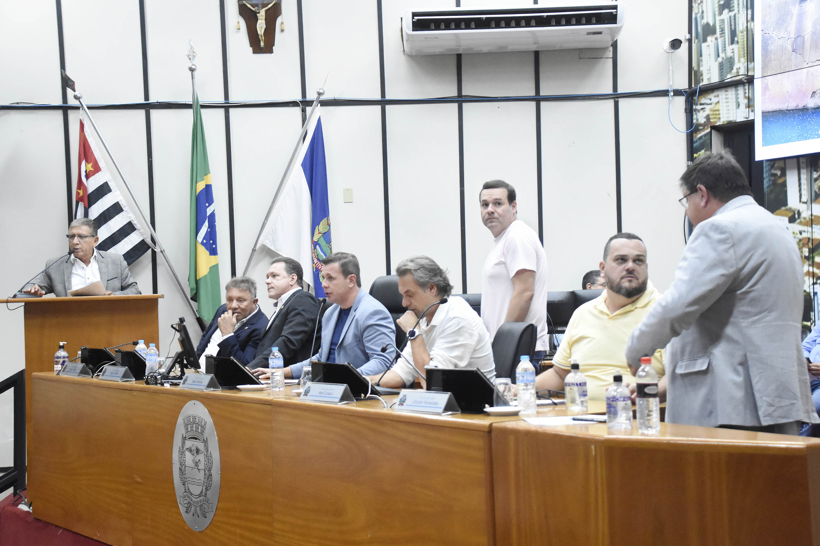 Legislativo debate cinco projetos em Plenário nesta terça-feira (12)