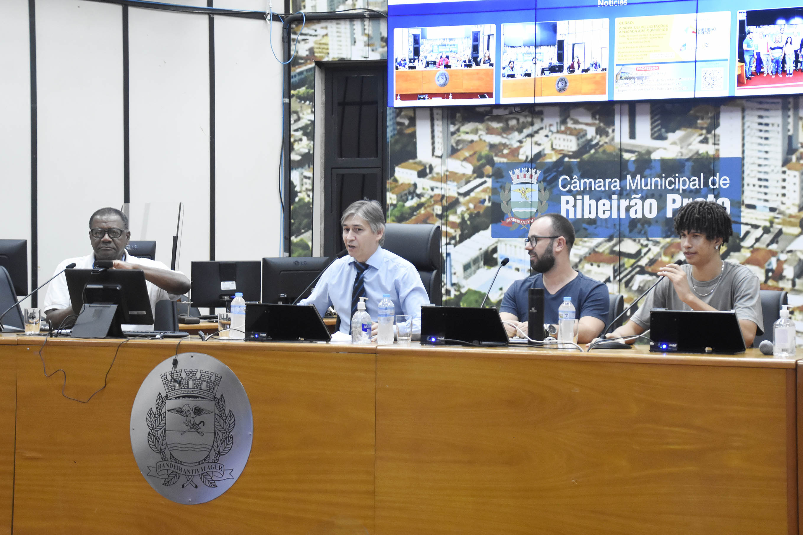 Jovens têm tarde de aprendizado sobre políticas públicas com Escola do Parlamento e Câmara na Escola