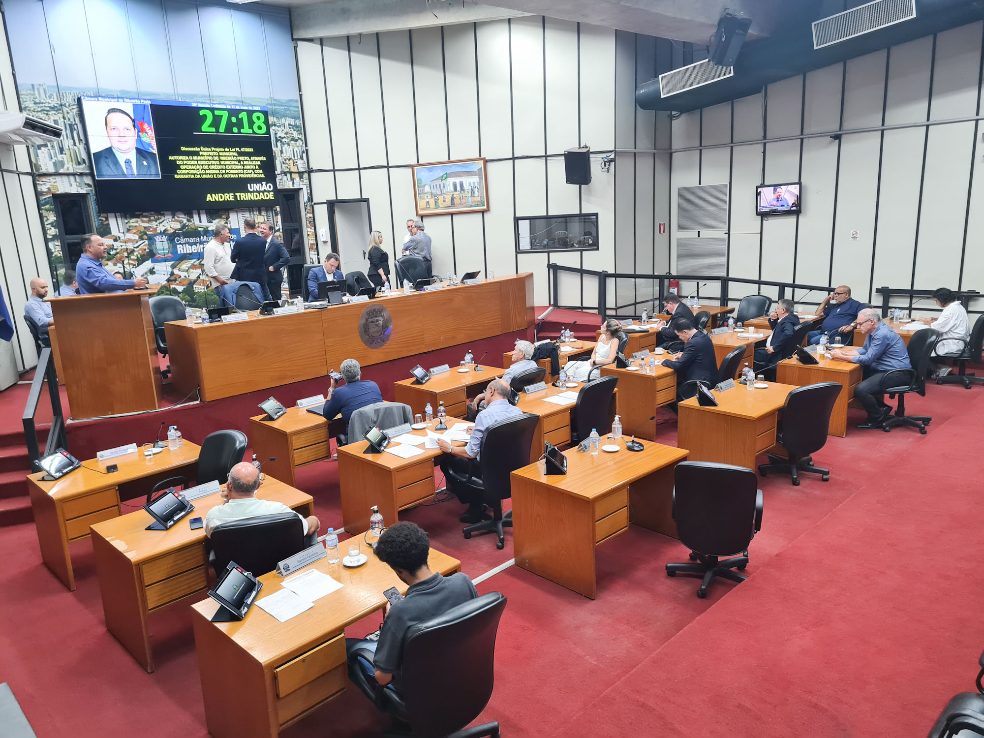 Câmara homenageia Fundação Educandário e criação do Creci