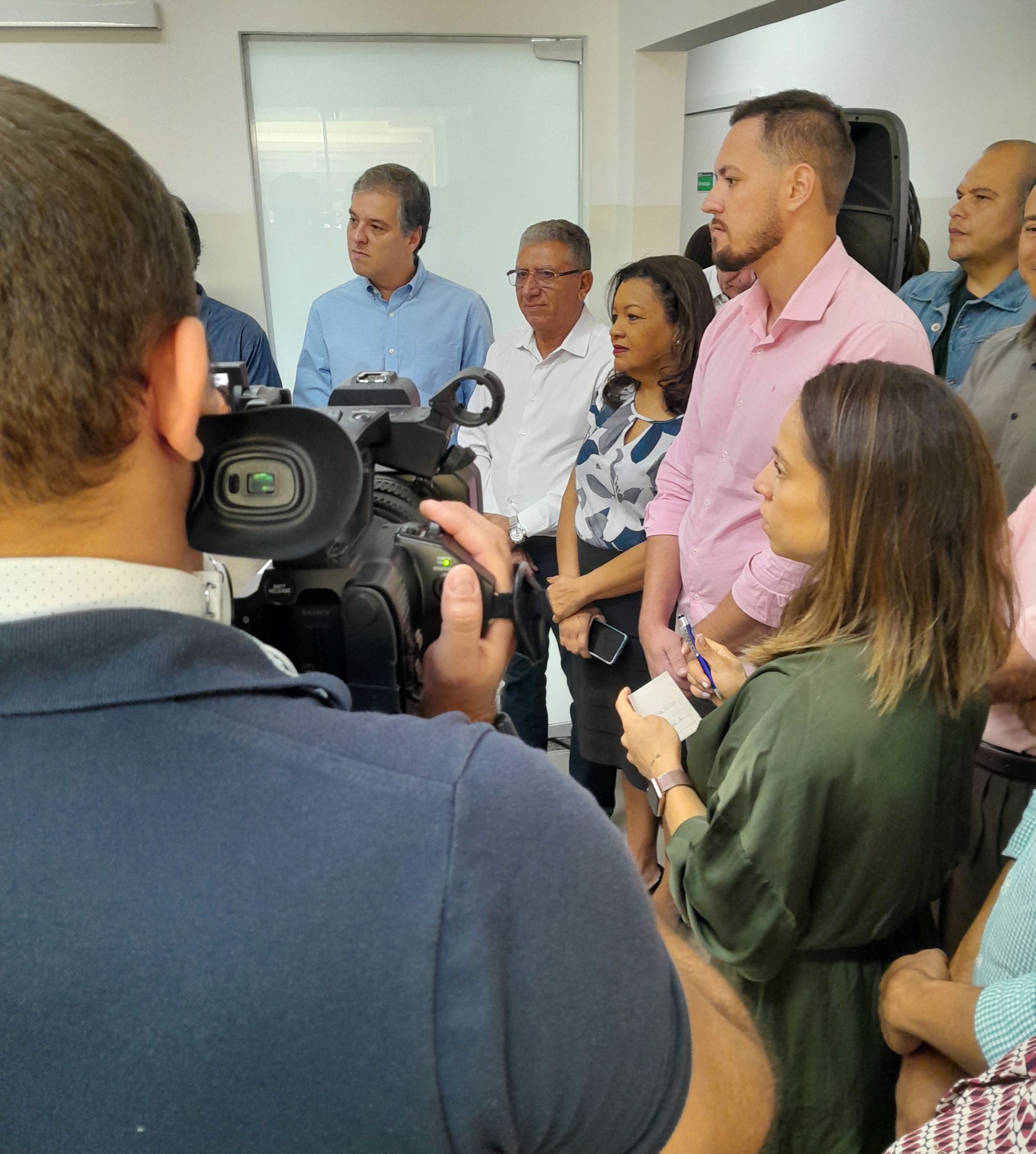 Imagem dos vereadores Elizeu Rocha, Gláucia Berenice e Zerbinato dentro da UBS no discurso de inauguração