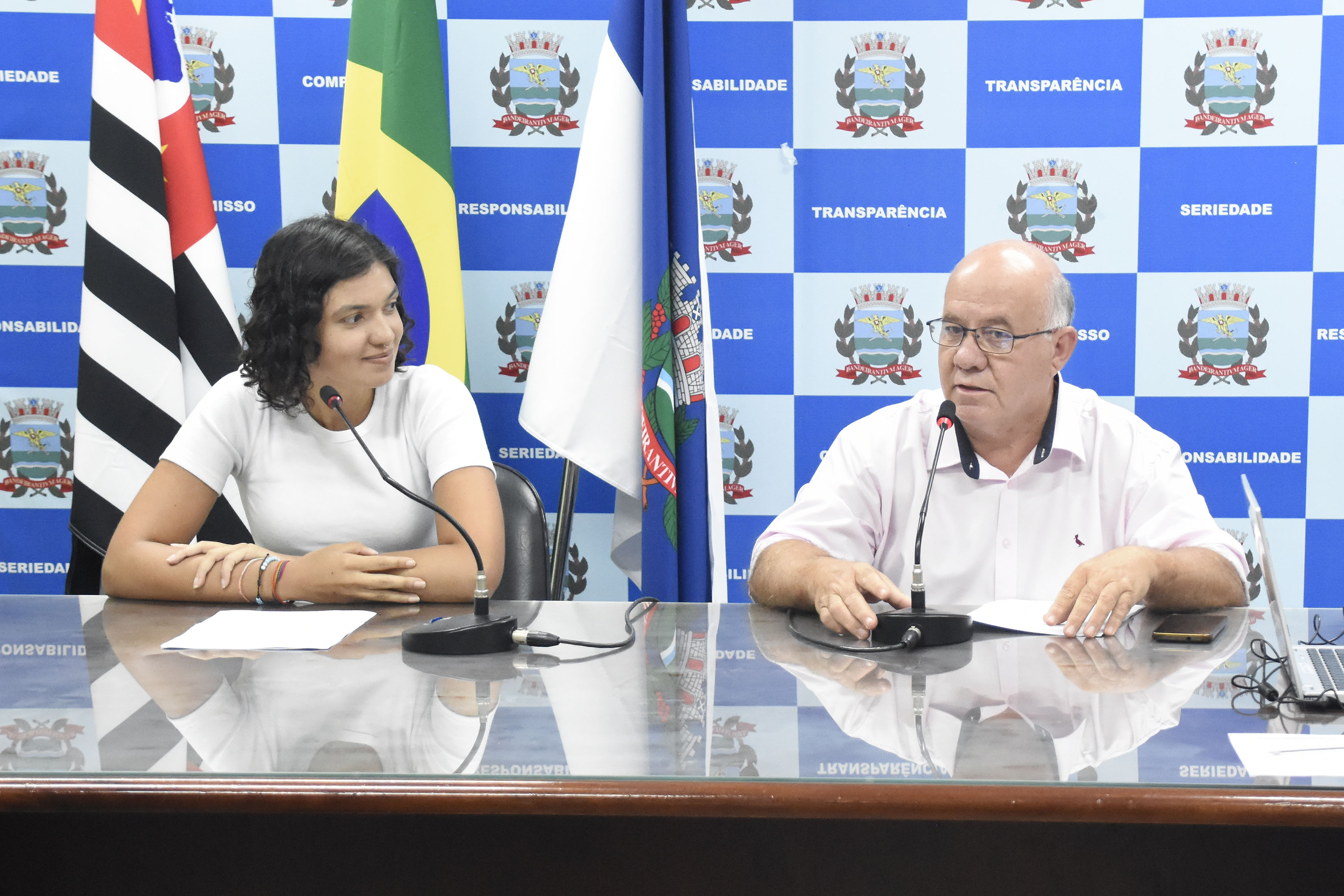 Vereadores França e Duda em imagem fechada na Sala de Comissões da Câmara