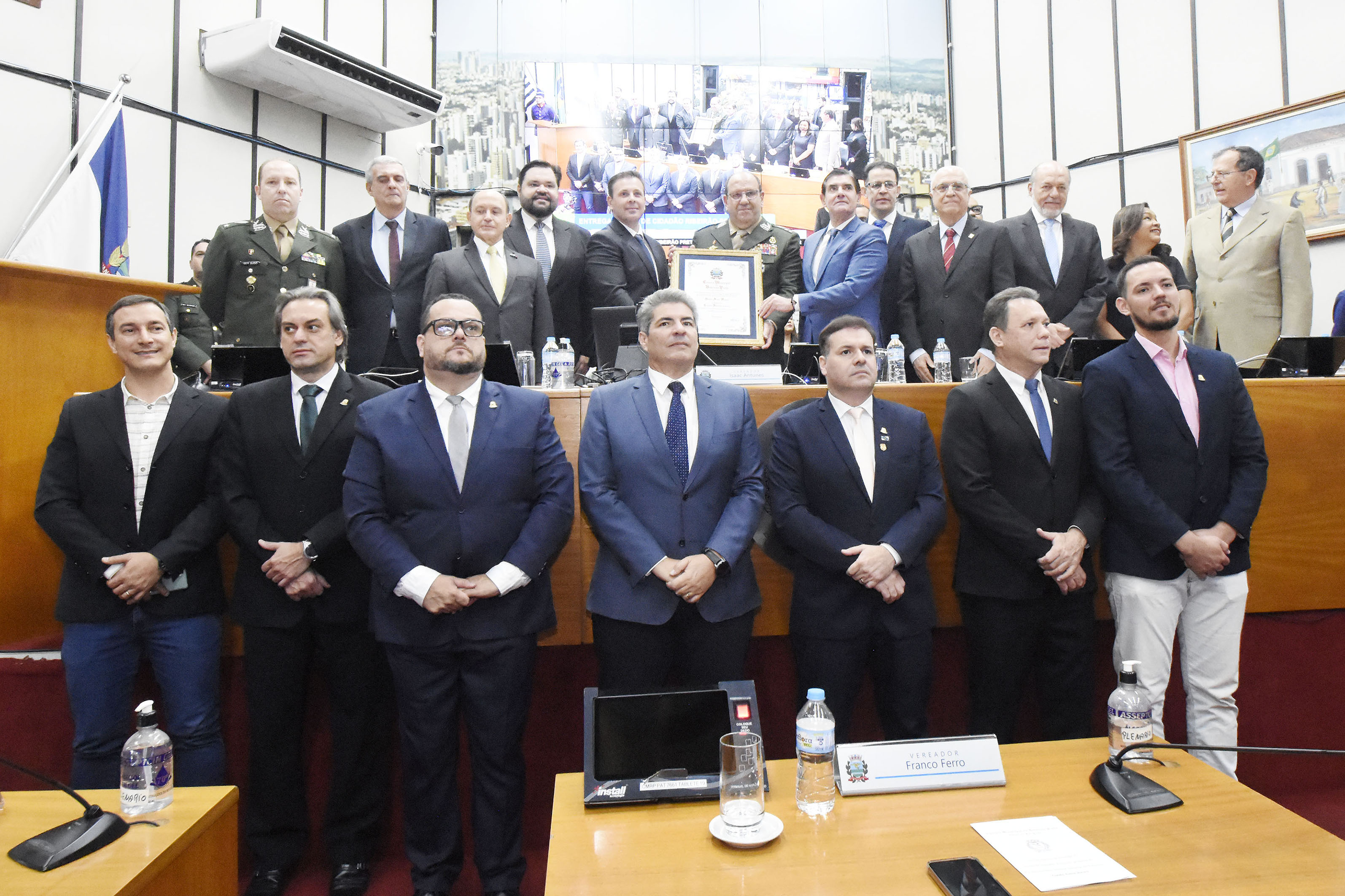 Imagem da entrega do Título de Cidadão Ribeirão-pretano ao general Amin Naves