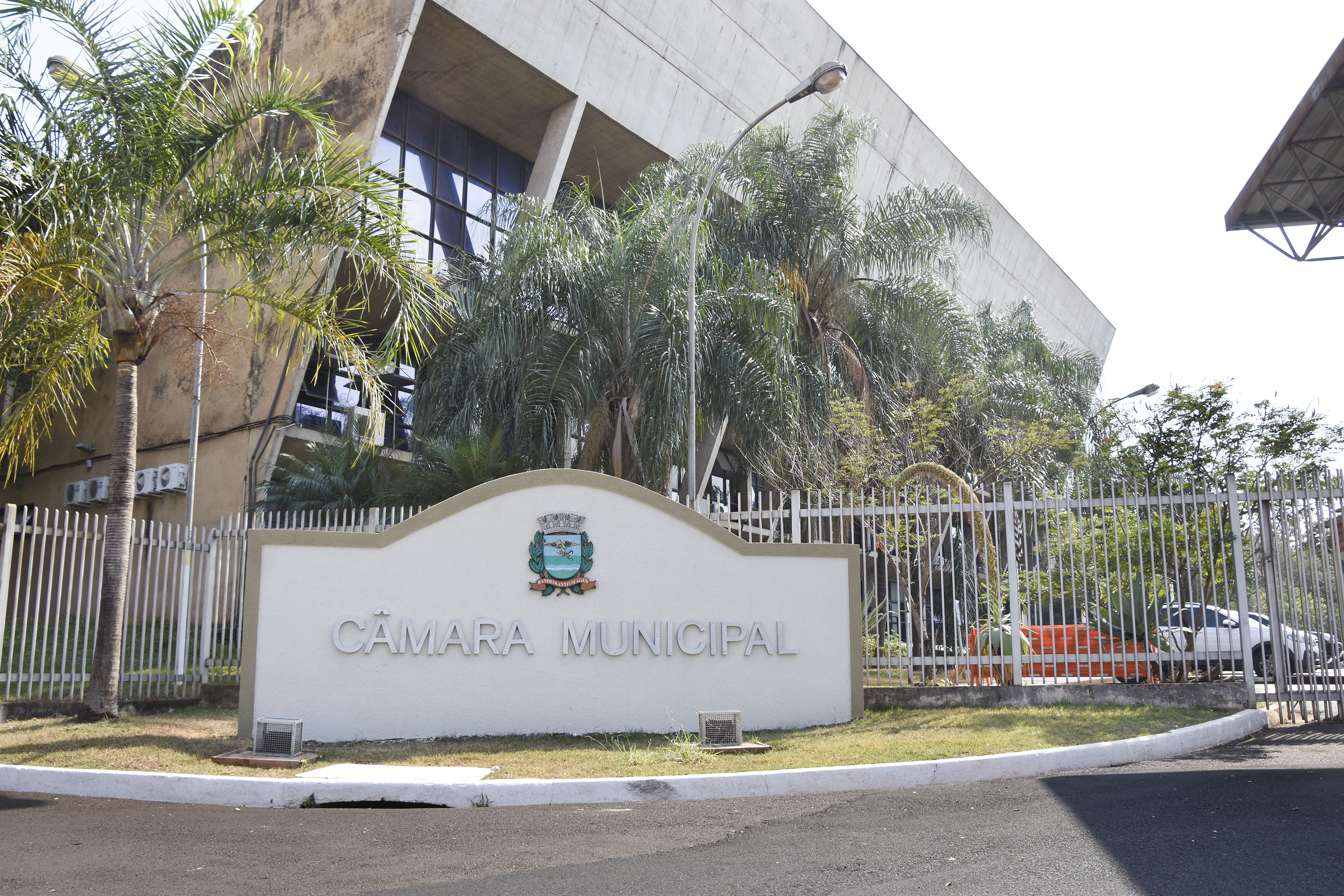 imagem da fachada da Câmara Municipal em primeiro plano