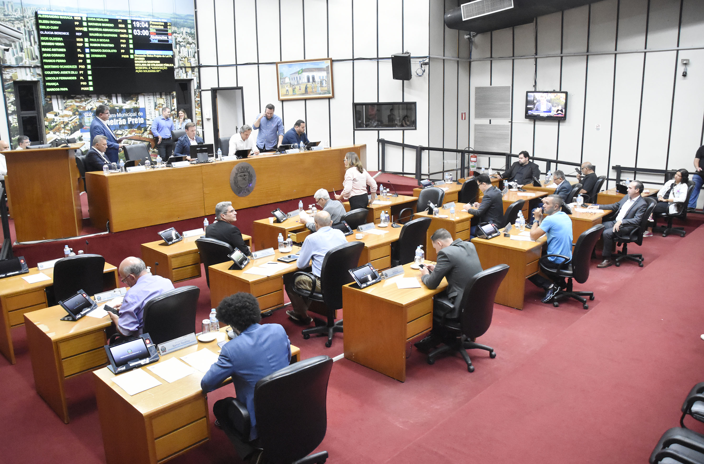 Imagem aberta do Plenário com a Mesa Diretora de frente