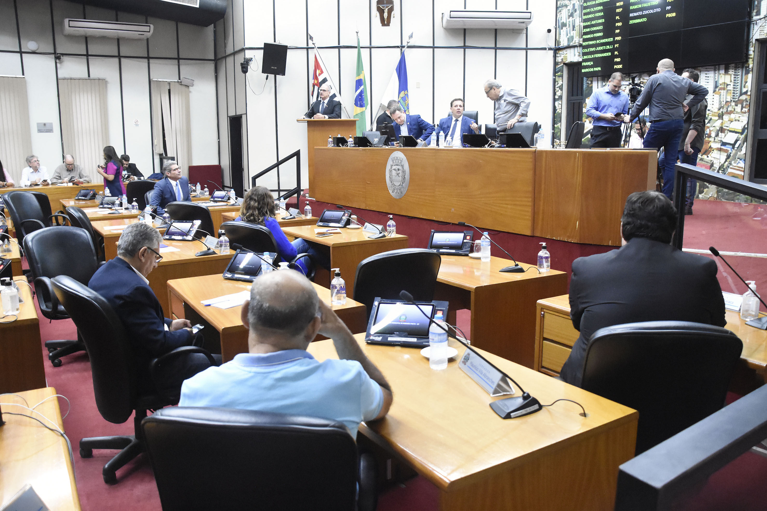 Imagem lateral aberta do Plenário com a Mesa Diretora de frente