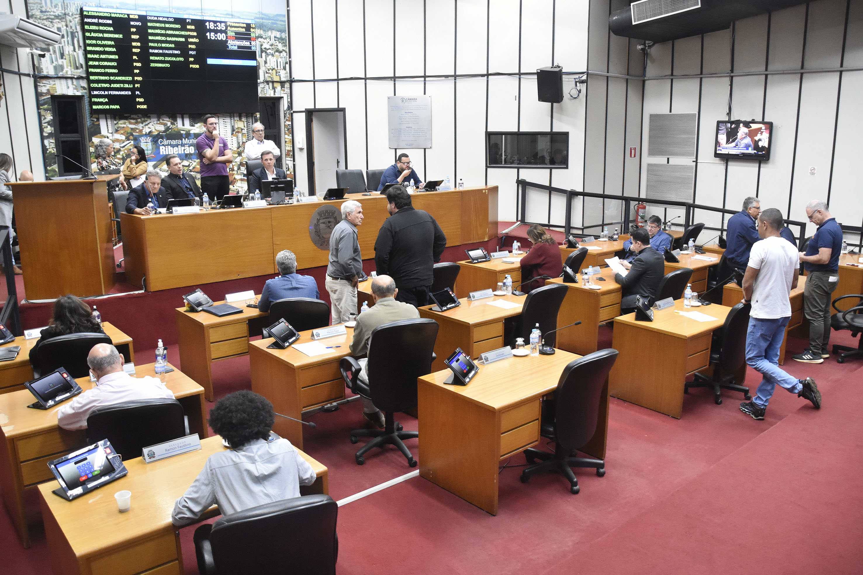 Foto aberta do Plenário com a Mesa Diretora de frente