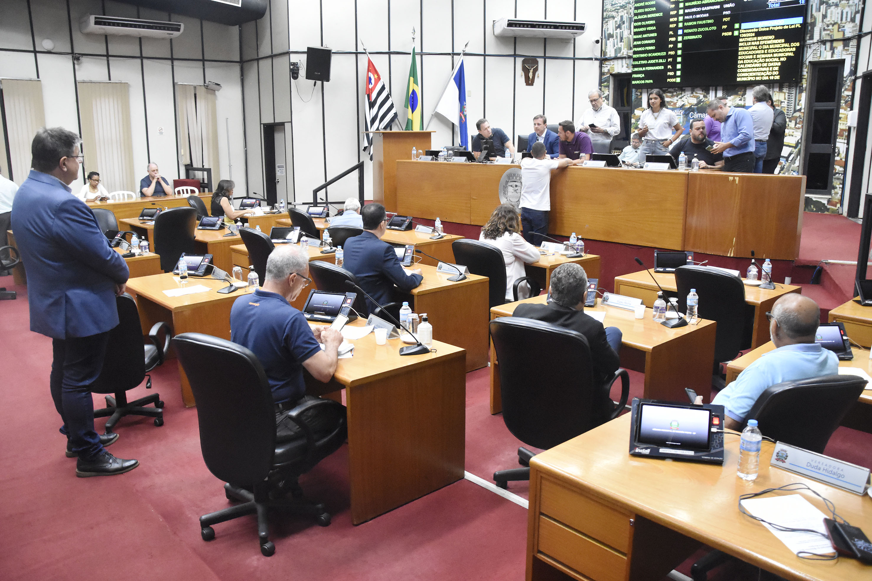 Foto do Plenário na diagonal com a Mesa Diretora em frente