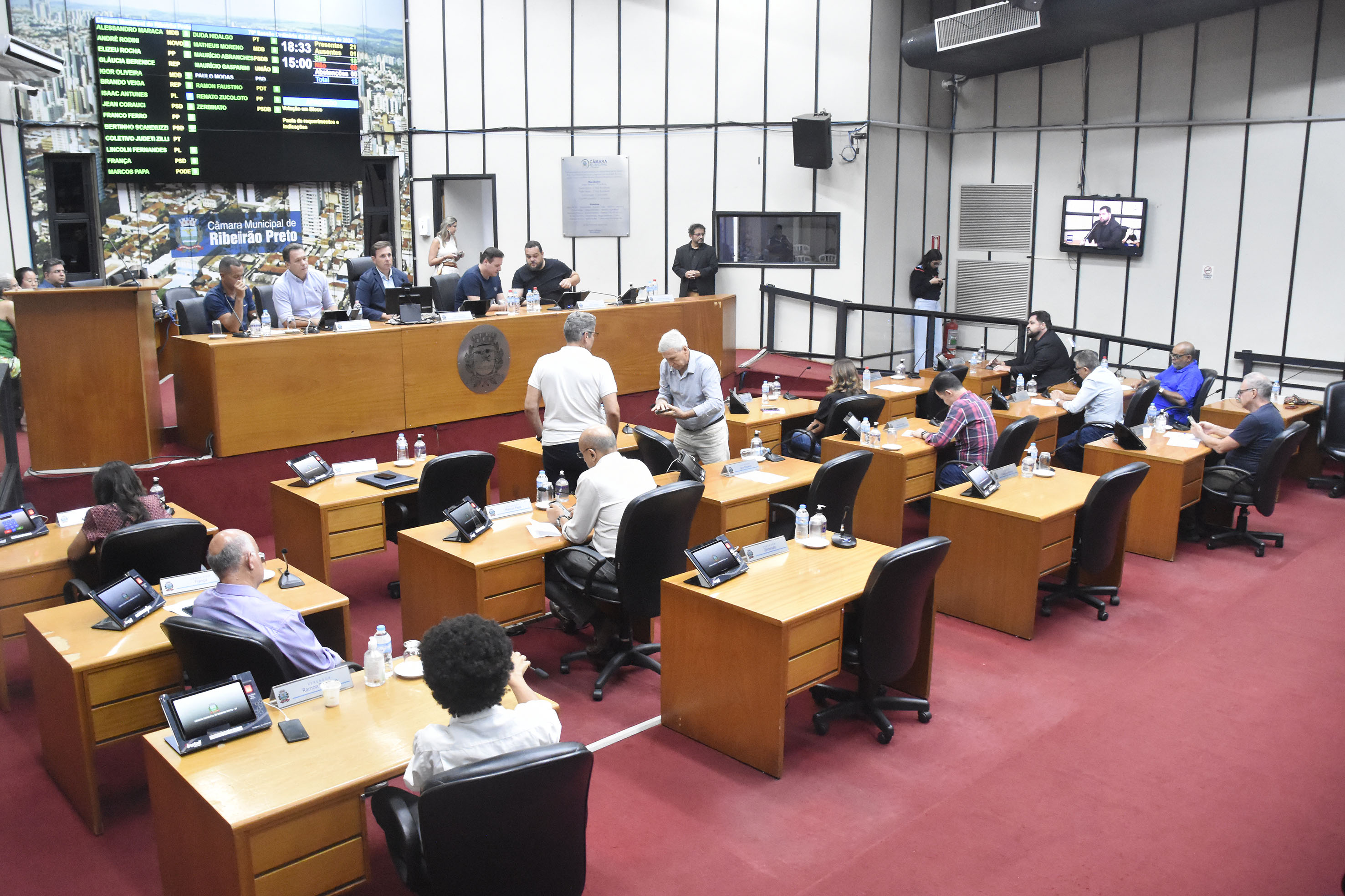 Imagem aberta do Plenário com a mesa diretora de frente