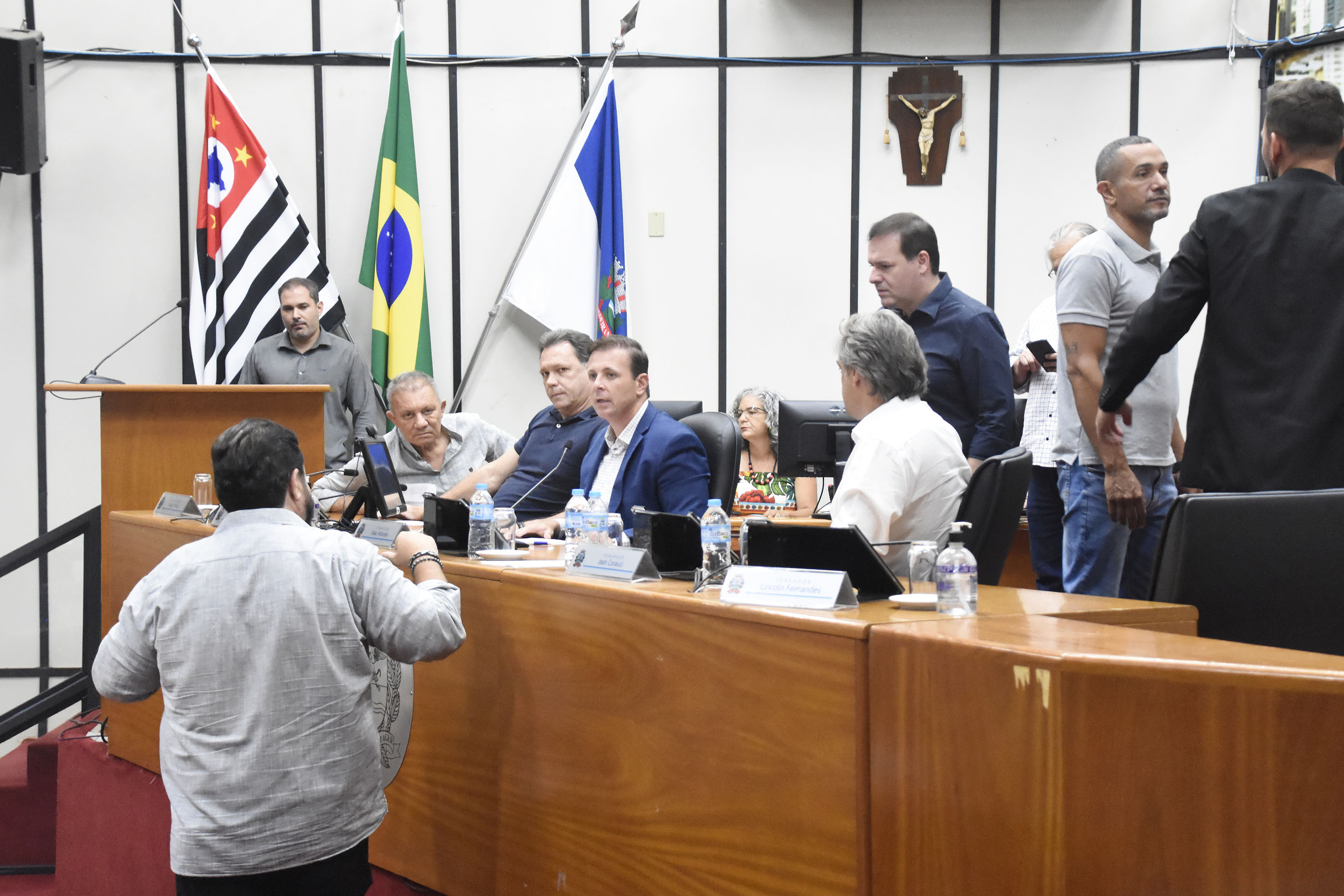 Foto fechada da Mesa Diretora 