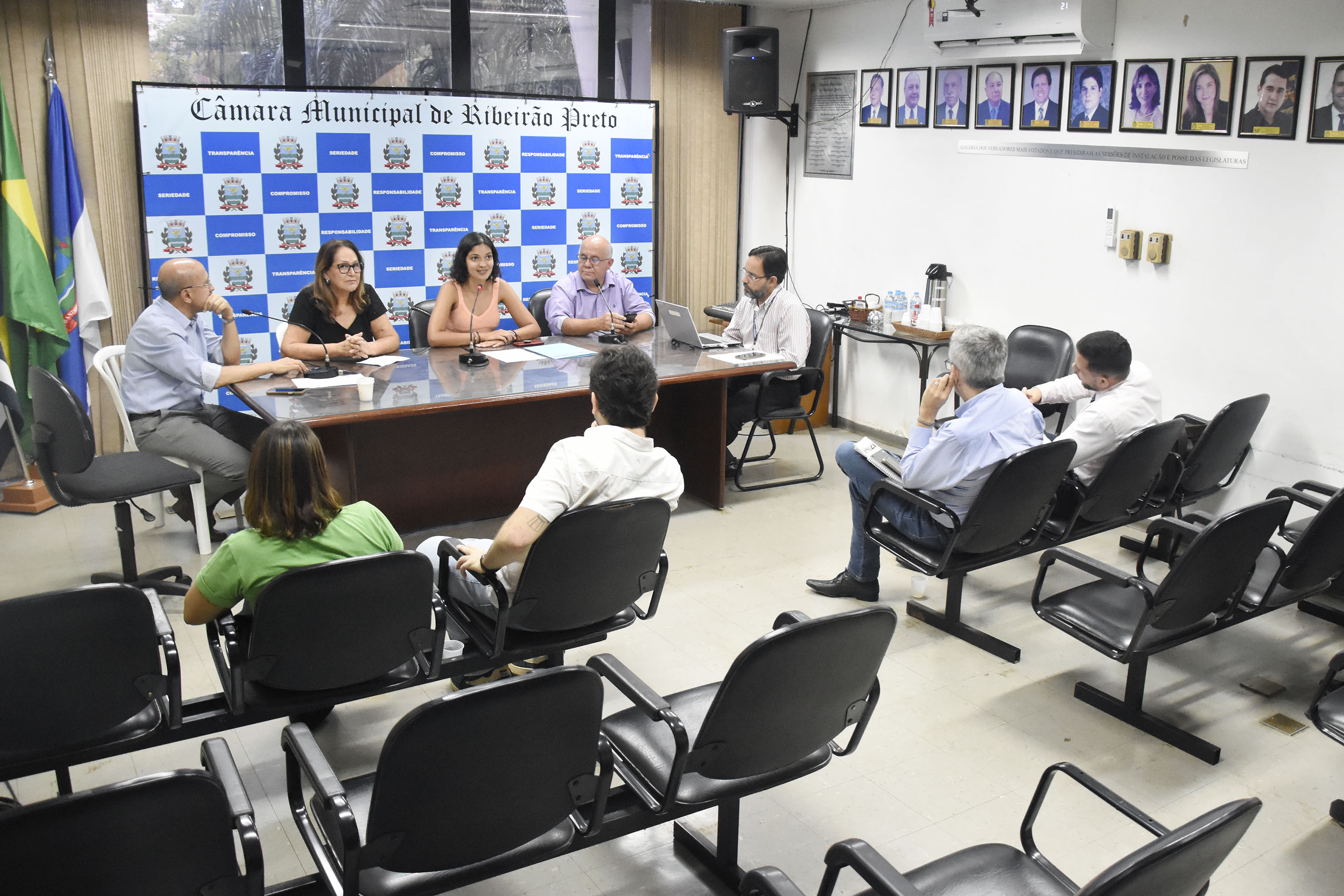 Sala de Comissões com vereadores e público