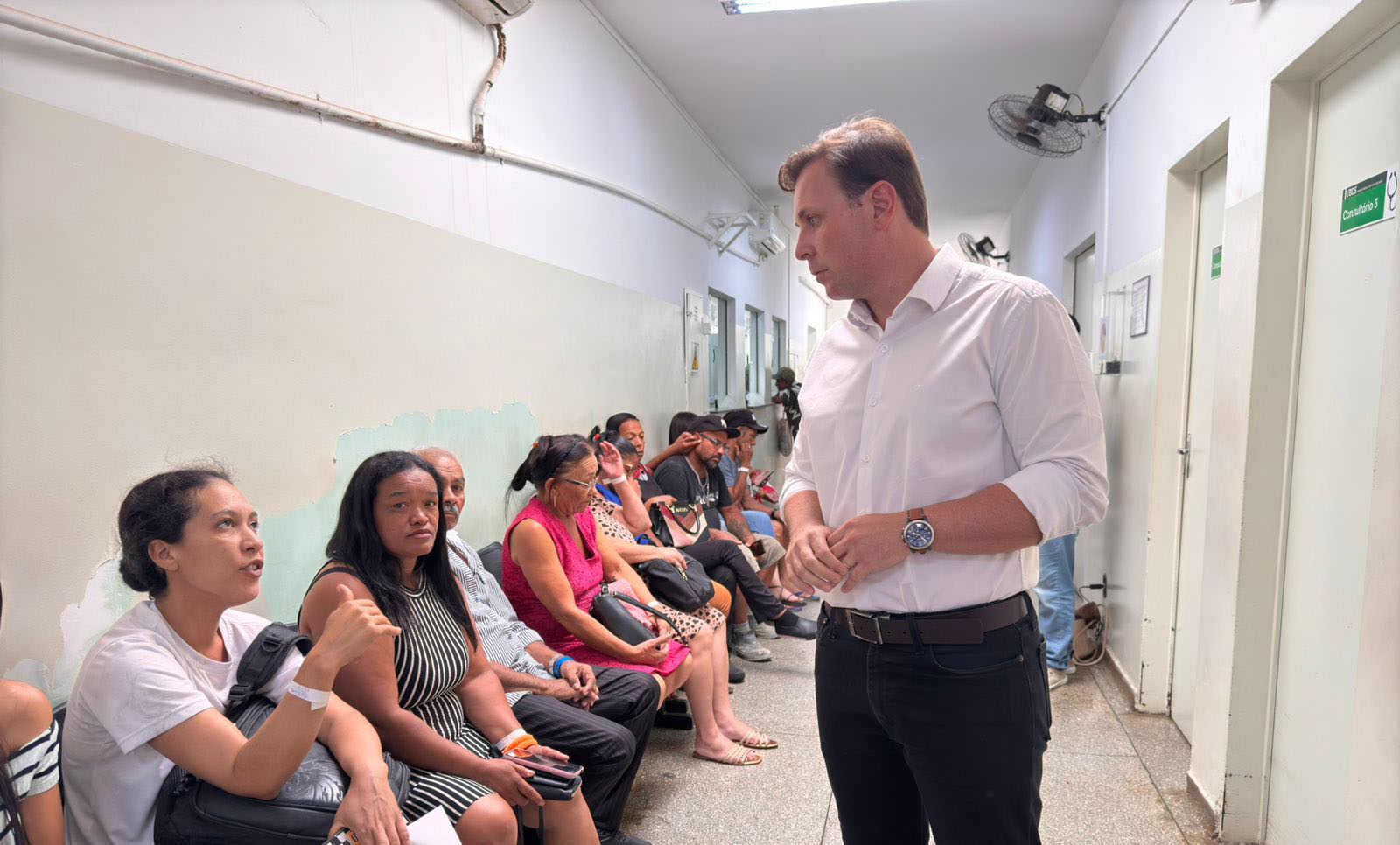 Presidente da Câmara conversando com usuários dentro da UBDS 