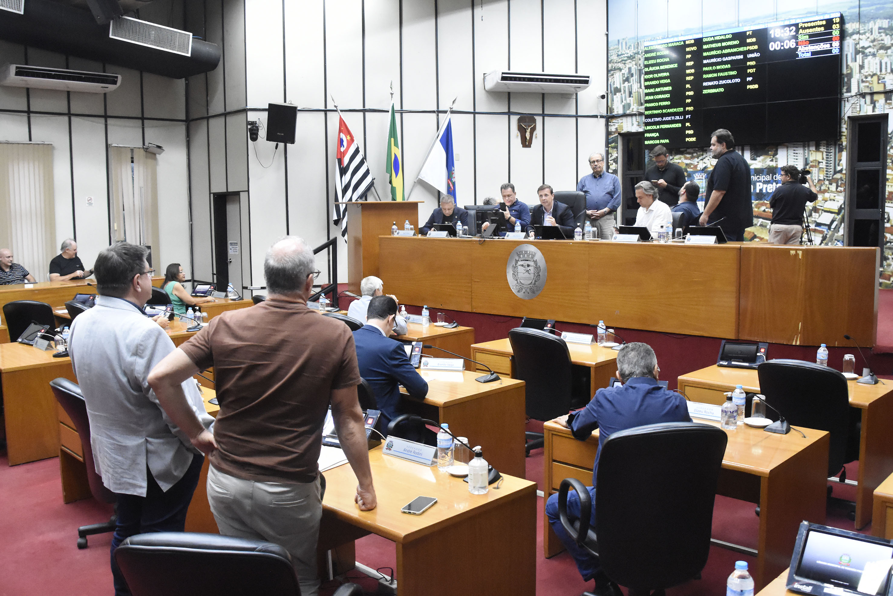 Imagem aberta do Plenário com a mesa diretora de frente