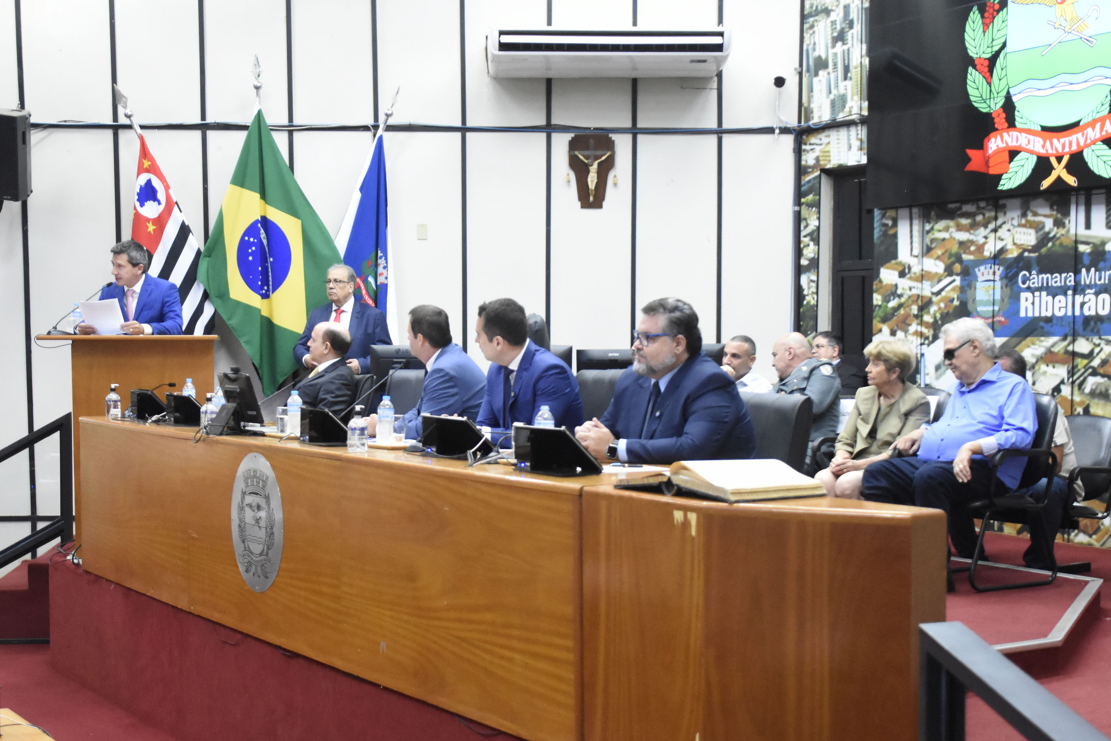 imagem da mesa diretora da sessão de abertura da 19a legislatura