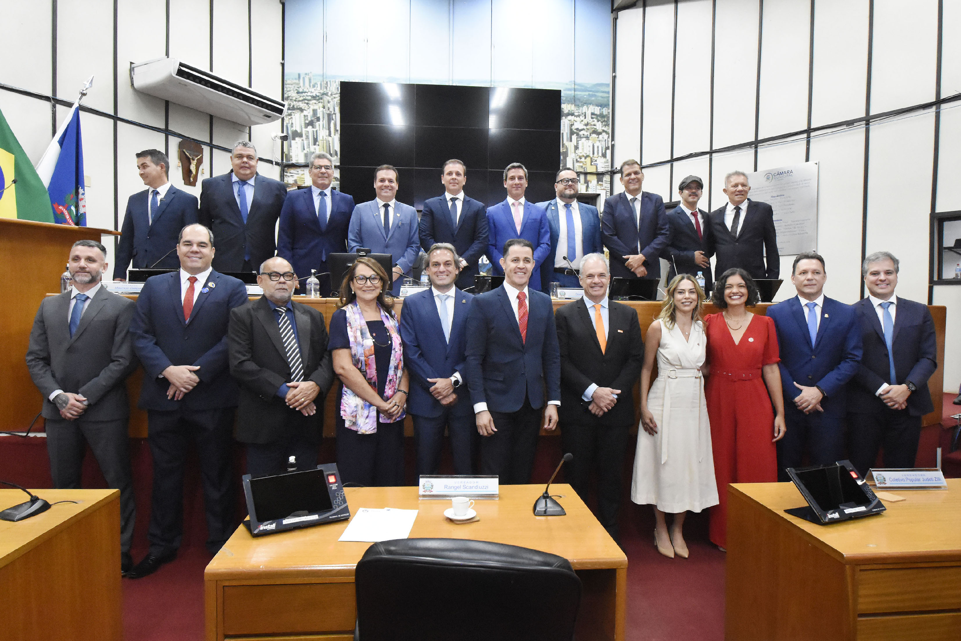 imagem de todos os vereadores juntos para foto oficial